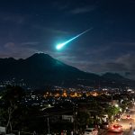 Kilatan Cahaya Misterius di Atas Gunung Arjuno Gegerkan Warga Malang Malam Ini