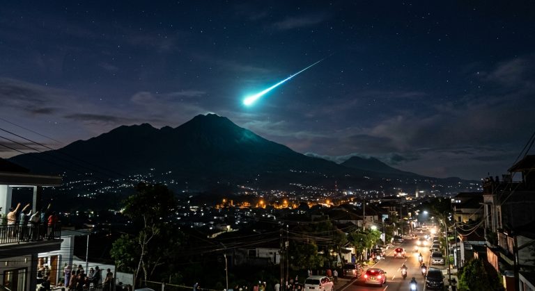 Kilatan Cahaya Misterius di Atas Gunung Arjuno Gegerkan Warga Malang Malam Ini